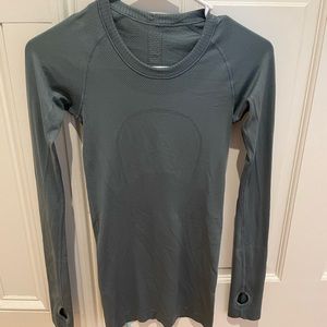 Lululemon size 0 Swiftly long sleeve sleeve